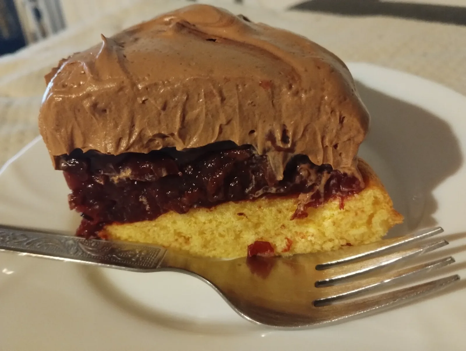 Višňová torta s čokoládovou šľahačkou